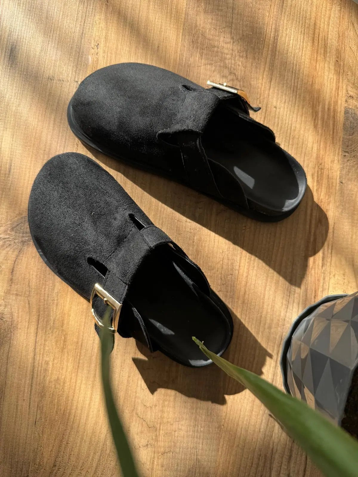 Lumi El Siyah Yapımı Kadın Önü Kapalı Toka Detaylı Kadın Terlik – Günlük Şıklık ve Konfor Melodiayakkabı