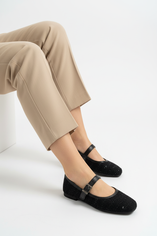 Siyah Babet + Bej Pantolon - Bacak Bacak Üstüne