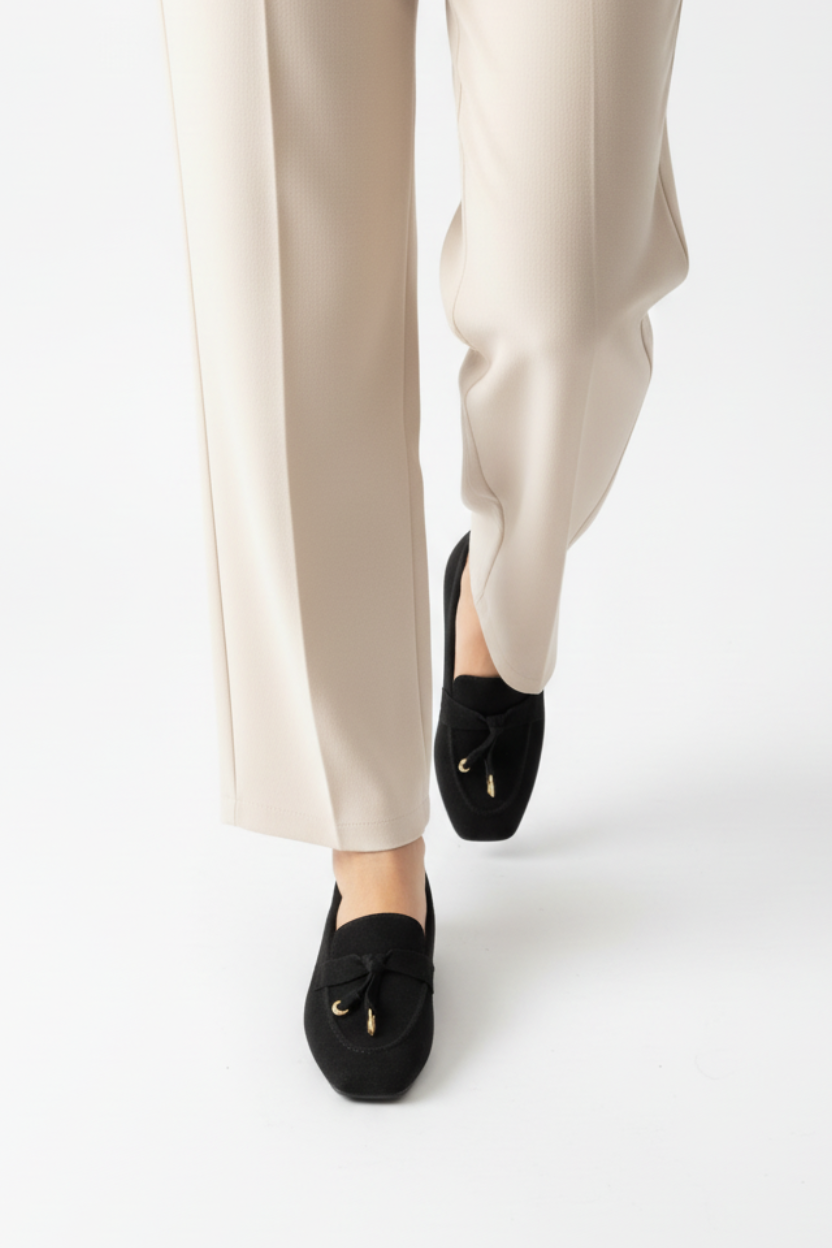 Siyah Loafer Krem Pantolon Yürüyüş