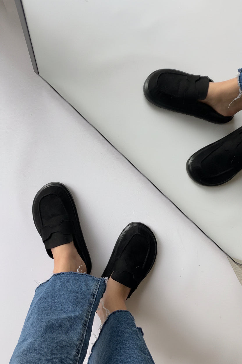 Mule Süet El Yapımı Rahat Loafer - Siyah Ayakta