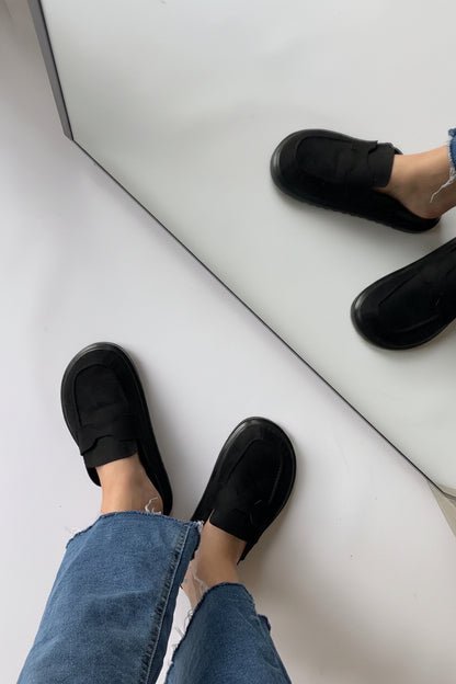 Mule Süet El Yapımı Rahat Loafer - Siyah Ayakta