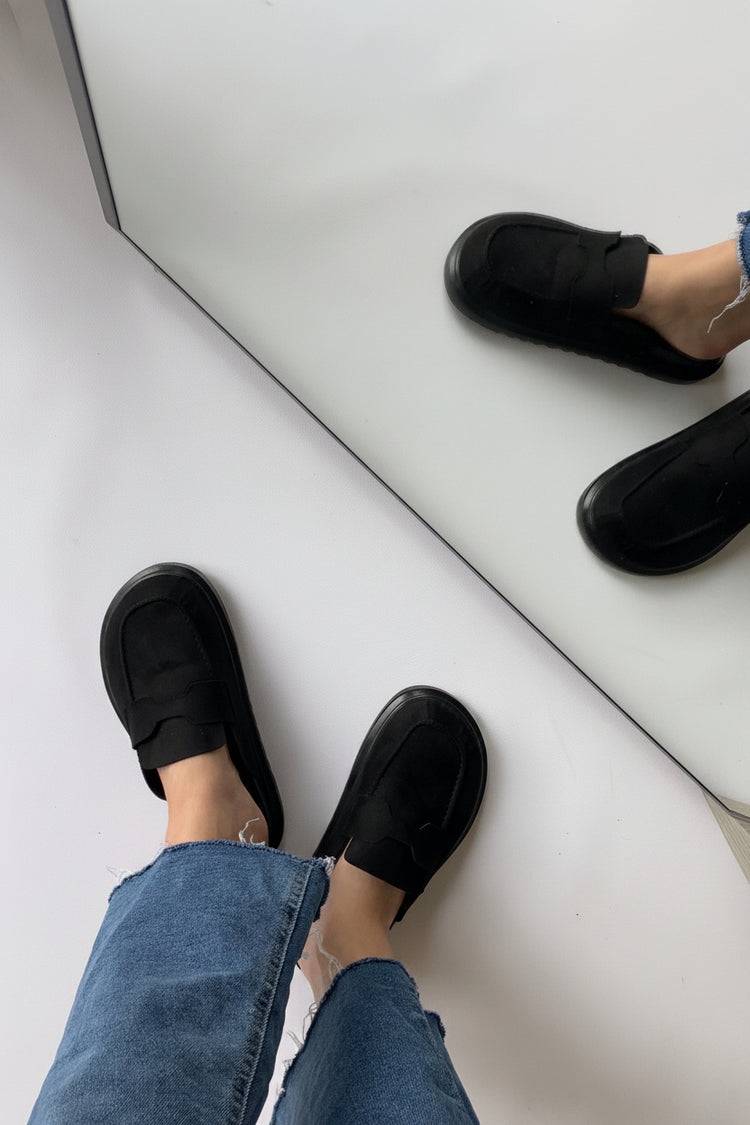 Mule Süet El Yapımı Rahat Loafer - Siyah Ayakta