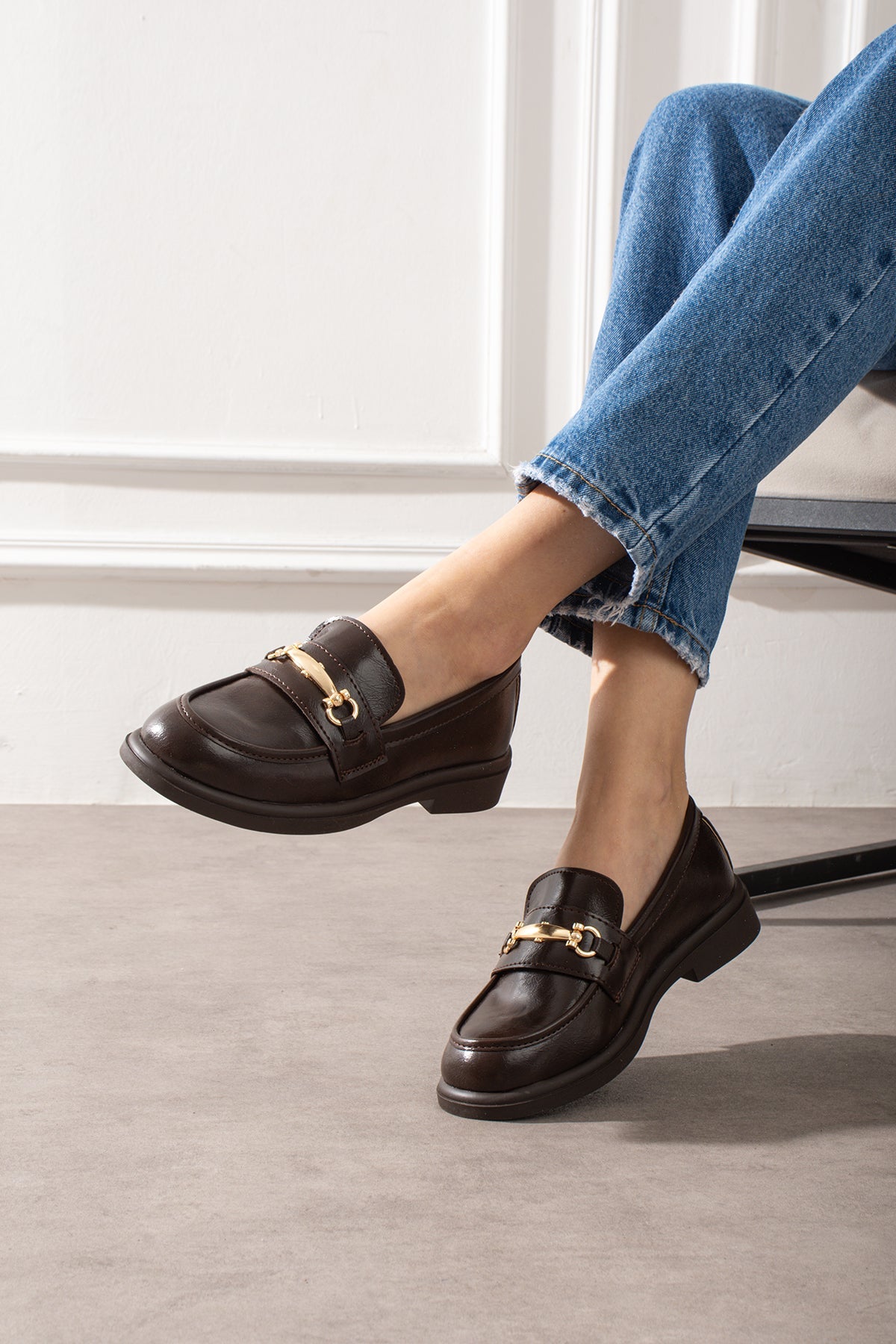 Zincir detaylı loafer genel görünüm