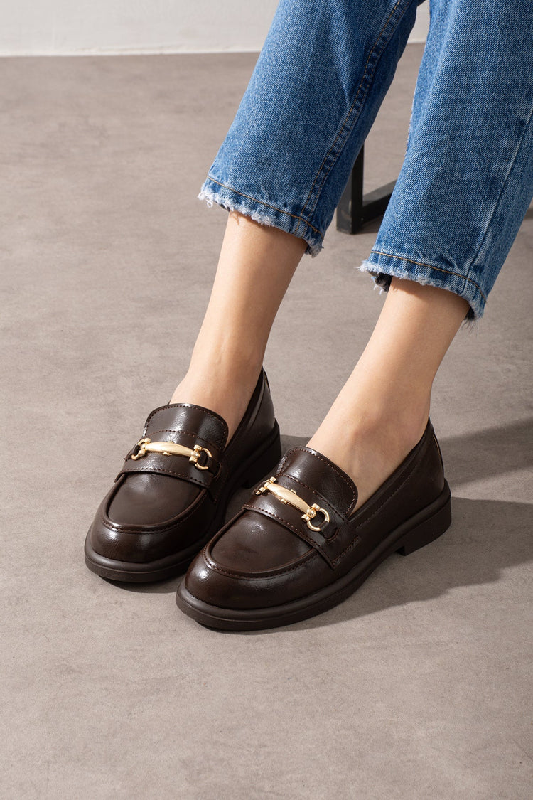 Zincir detaylı kahverengi loafer ürün fotoğrafı