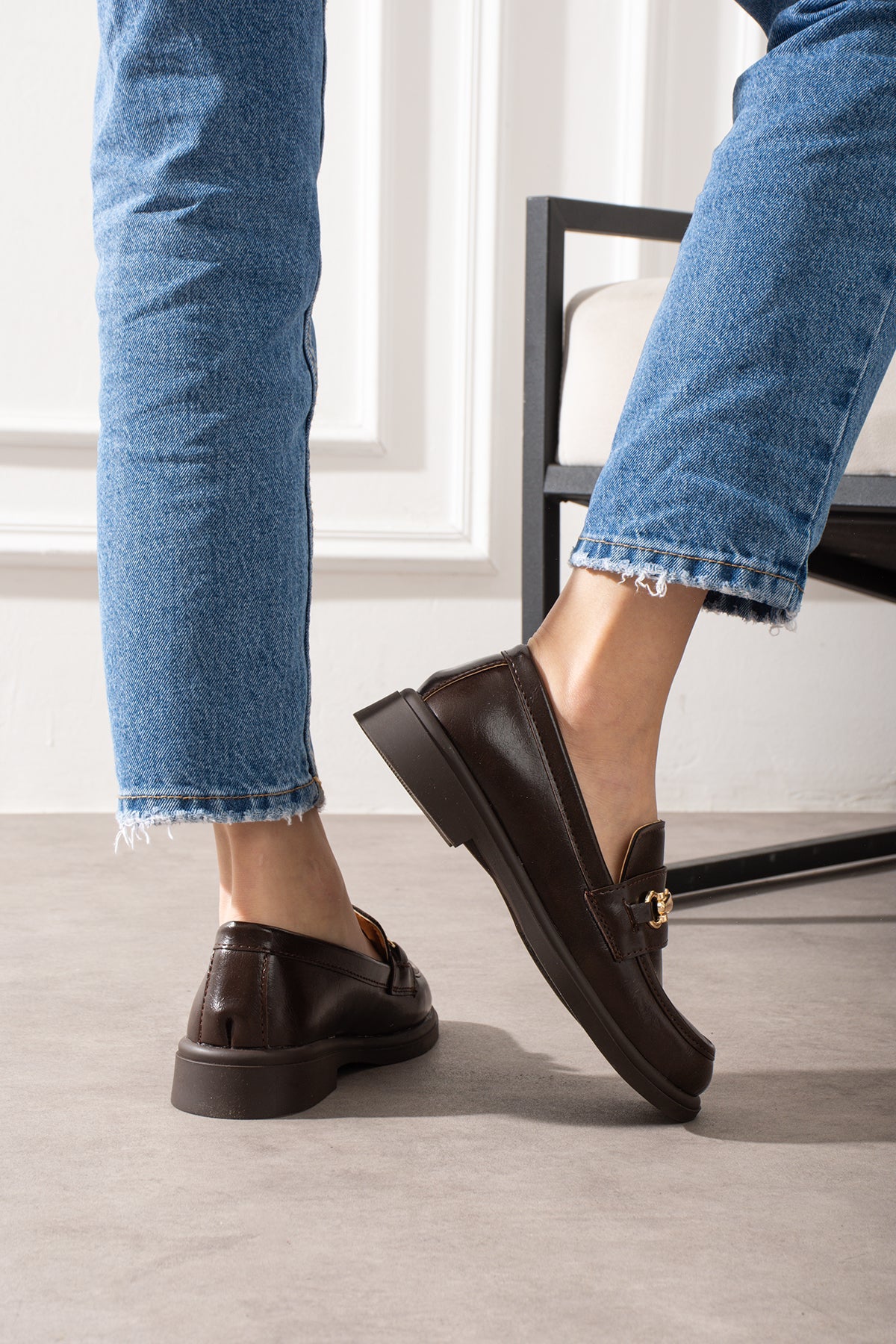 Loafer altın zincir detayı yakın çekim