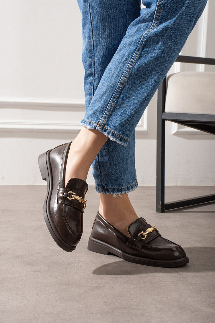 Kahverengi deri loafer ayakta model fotoğrafı