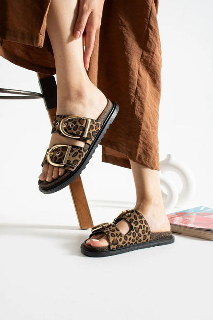 Melodi Laura Kadın Leopar Çift Tokalı Zımbalı Günlük Terlik – Rahat & Şık Yazlık Model Melodiayakkabı