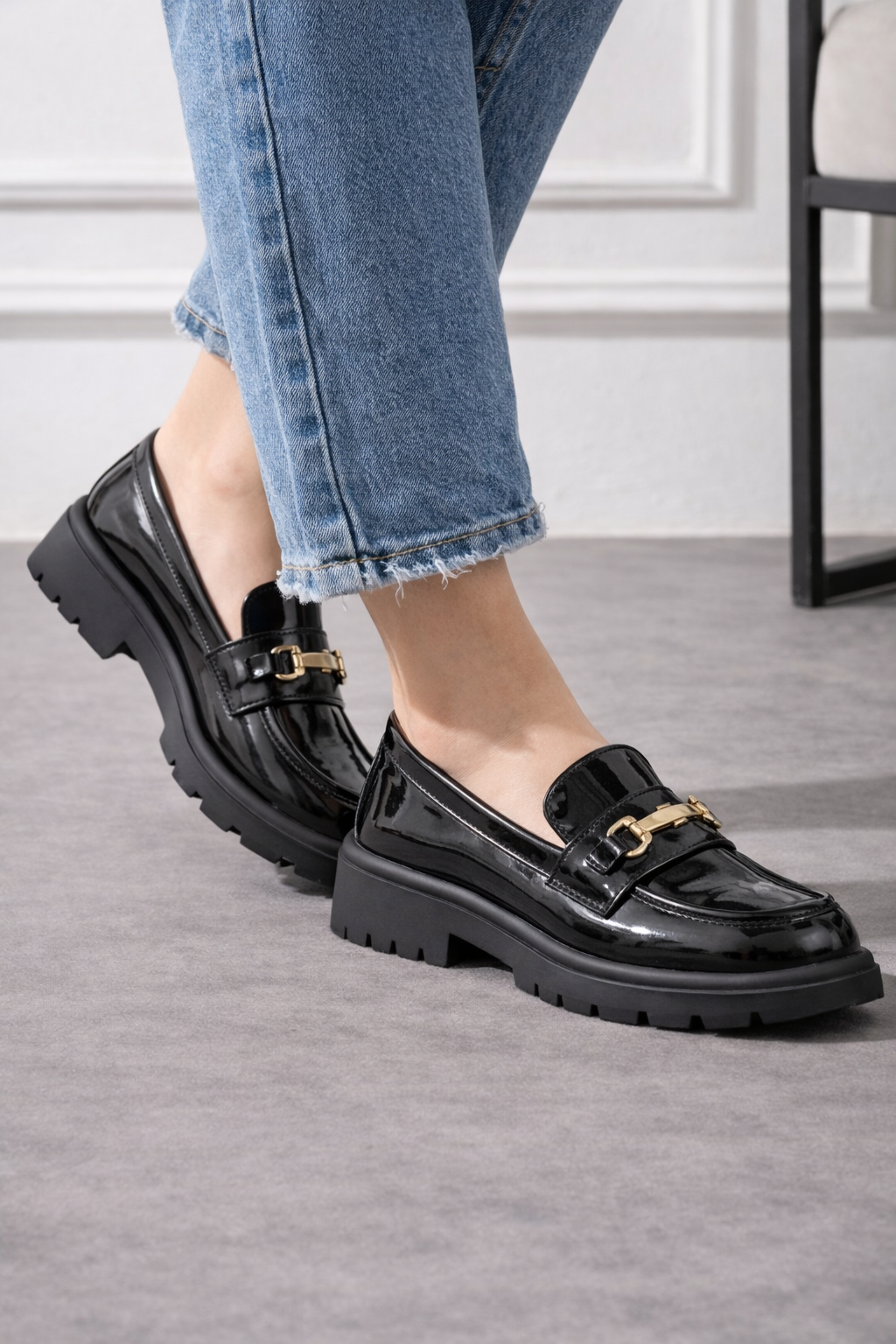 Siyah rugan loafer ayakta model fotoğrafı