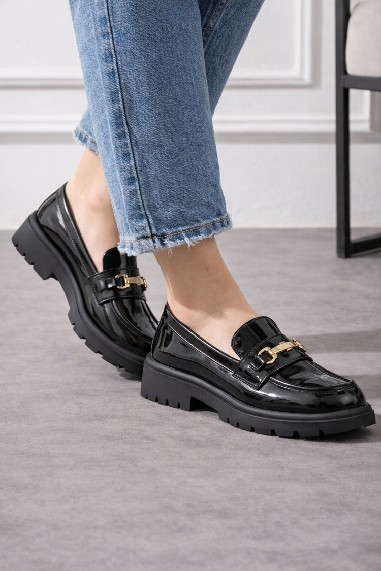 Siyah rugan loafer ayakta model fotoğrafı