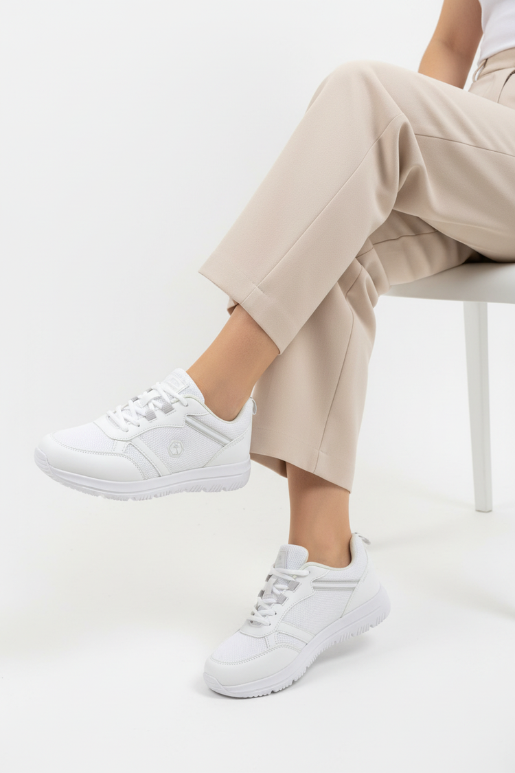 Günlük rahat ortopedik kadın sneakers beyaz - oturma pozu