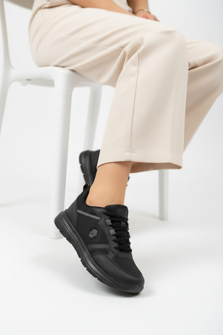 Günlük rahat ortopedik kadın sneakers siyah - oturma pozu