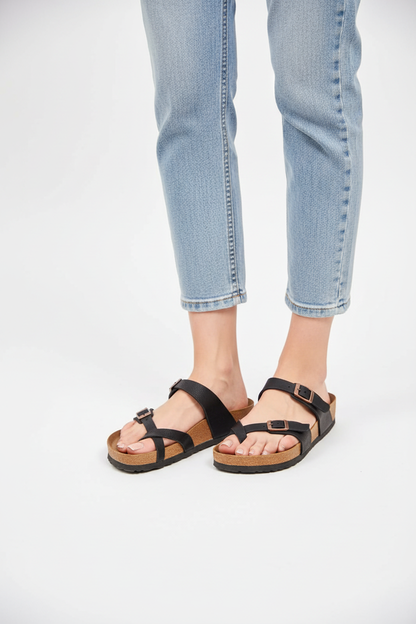 Siyah sandalet üstten açı - ayakta